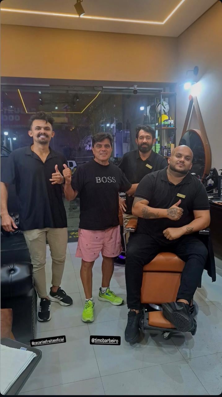 Equipe da Barbearia do Tim reunida no salão